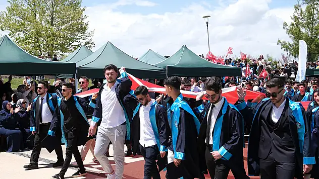 Konya'da üniversite öğrencileri mezuniyet heyecanı yaşadı