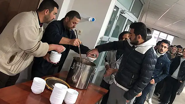 Konya'da üniversite öğrencileri Mevlid-i Nebi Haftası için sabah namazında buluştu