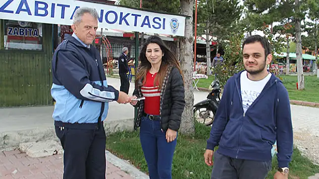 Konya'da Üniversite öğrencileri yerde buldukları bin 800 lirayı zabıtaya teslim etti
