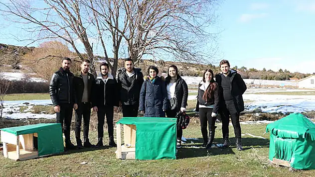 Konya'da üniversite öğrencilerinden sokak hayvanlarına 'sıcak bir yuva' projesi