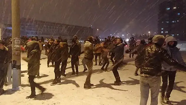 Konya'da üniversite öğrencilerinin kar topu savaşı
