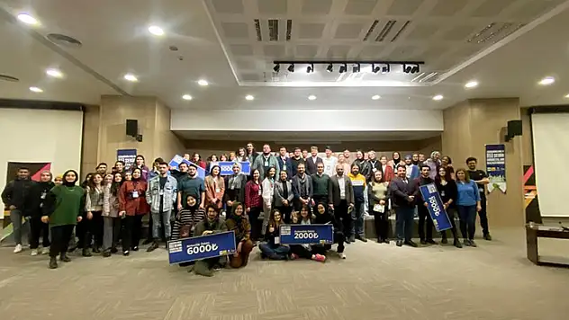Konya'da üniversiteli gençler şehrin mobilyalarını tasarladı
