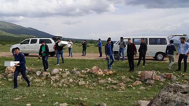 Konya'da üniversiteli öğrenciler, dağda 'Akbaba Sofrası' kurdu