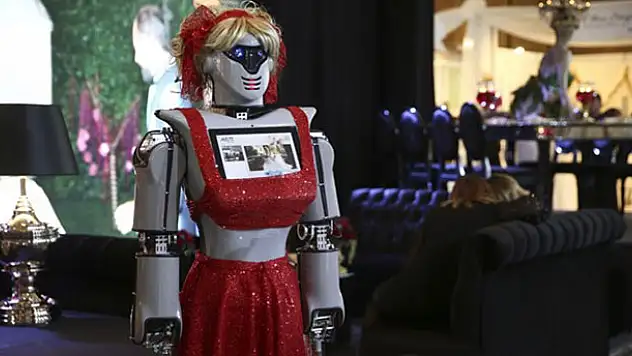 Konya'da üretilen  'Kınacı robotlar' fuarda ilgi gördü (Kına türküsü söylüyor)