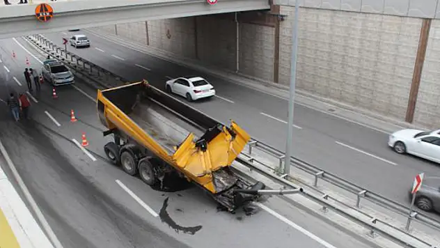 Konya'da üst geçide çarpan tırın damperinin kopması trafiği aksattı
