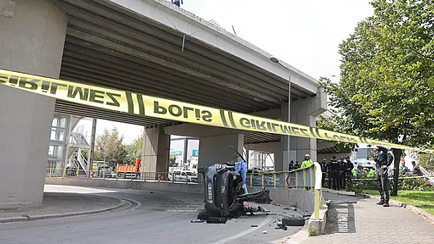 Konya'da üst geçitten aşağıya düşen otomobil sürücüsü genç kadın öldü