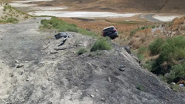 Konya'da uyarı barikatını görmeyen araç Meke Gölü'nün kurumuş zeminine düştü

