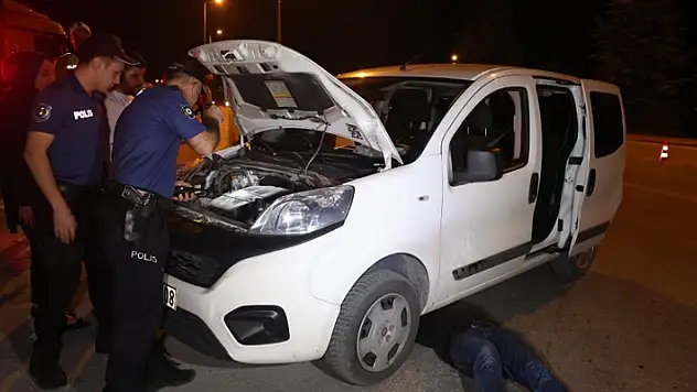 Konya'da uygulama noktasına hatalı sürücü değil, aracının motoruna kedi kaçan sürücü geldi
