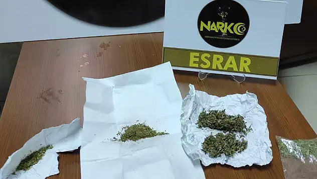Konya'da uygulama noktasında kaçmak isteyen şahıslar 25 gram esrarla yakalandı