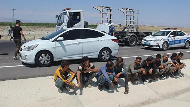 Konya'da uygulama noktasından kaçan otomobilden 10 kaçak göçmen çıktı
