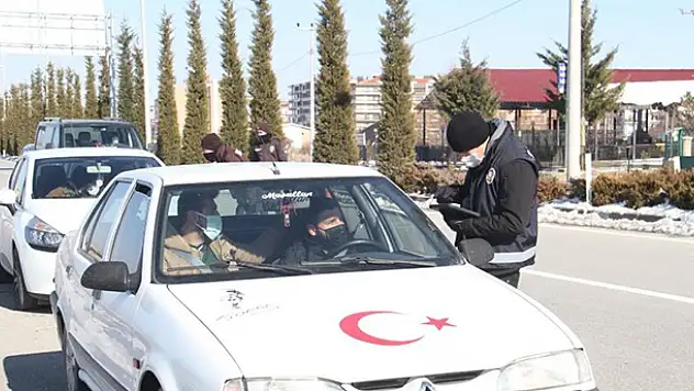 Konya'da uygulama yapan polisleri görüp geri geri giden araçlara ceza kesildi