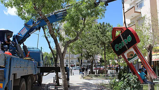 Konya'da uygunsuz tabelalar kaldırılıyor