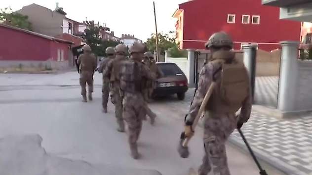 Konya'da uyuşturucu operasyonlarında 24 hükümlü ile 4 zanlı yakalandı
