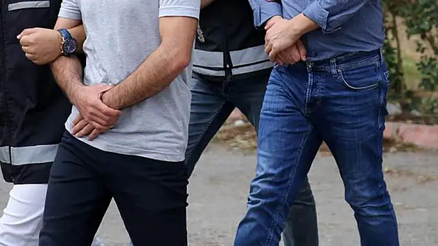 Konya'da uyuşturucu sevkiyatı yaptığı belirlenen 2 kişi adliyeye sevk edildi
