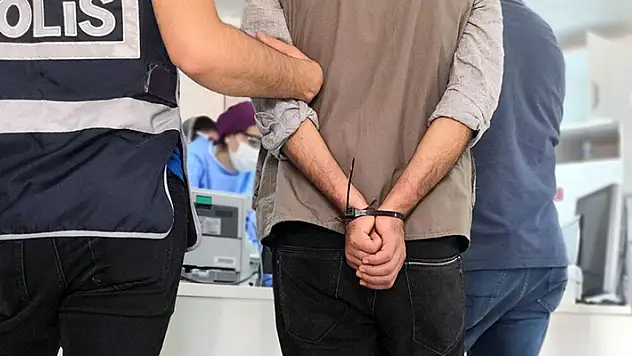 Konya'da uyuşturucu ticareti sırasında suçustü yakalanan 2 şüpheli tutuklandı
