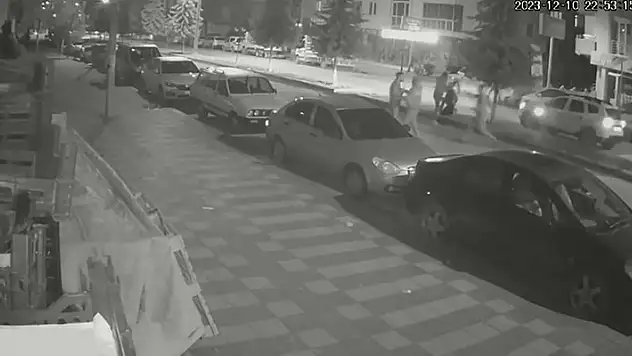 Konya'da uyuşturucu ticareti yapan kişinin yakalanma anı güvenlik kamerasına yansıdı
