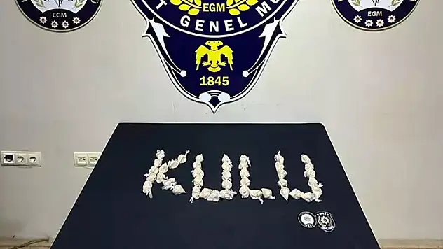 Konya'da uyuşturucuyu paket paket yol kenarlarına saklayıp satmak isteyen kişi, polisten kaçamadı
