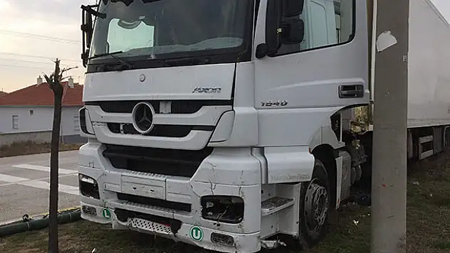 Konya'da uyuyan tır sürücüsü refüje çıktı