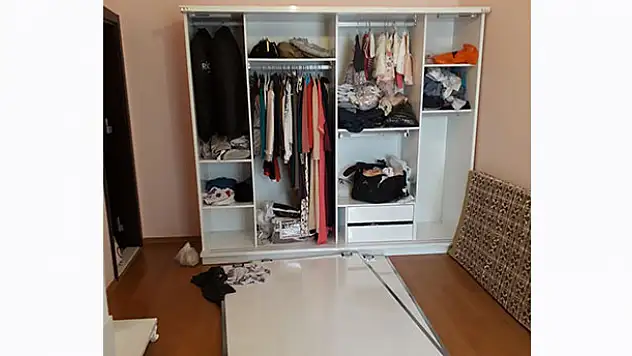 Konya'da üzerine dolap kapağı düşen çocuk öldü
