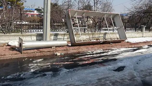 Konya'da üzerine reklam panosu düşen çocuk hayatını kaybetti
