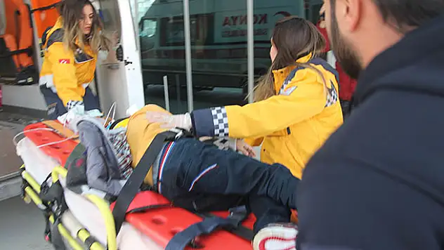 Konya'da üzerine reklam panosu düşen çocuk ağır yaralandı