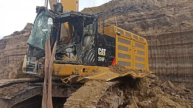 Konya'da üzerine toprak yığını düşen iş makinesinin operatörü yaralandı