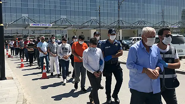 Konya'da 'valiyim' diyerek vatandaşları 1 milyon lira dolandıran çete çökertildi