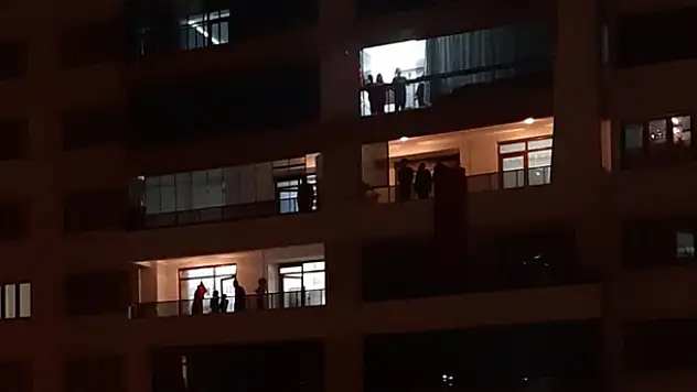 Konya'da vatandaşlar, 23 Nisan'da İstiklal Marşı'nı balkonlarda okudu