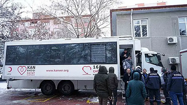 Konya'da vatandaşlar depremzedelere kan bağışı için Kızılay'a akın etti