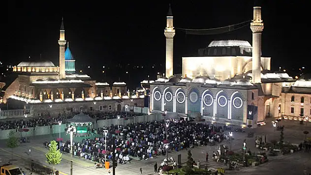 Konya'da vatandaşlar ilk teravih namazı için camilere akın etti