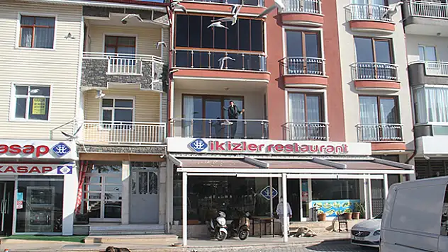 Konya'da vatandaşlar martı sürülerini evlerinin balkondan ekmek atarak besliyorlar
