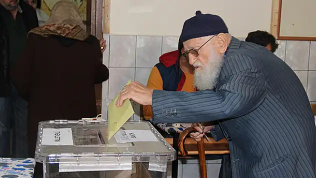 Konya'da Vatandaşlar Oy Kullanmaya Başladı