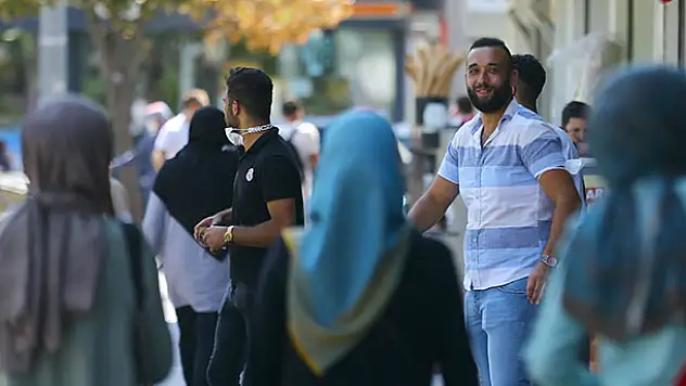 Konya'da vatandaşlar yasağa rağmen sokaklarda maskesiz dolaşıyor!