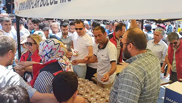 Konya'da vatandaşlara aşure dağıtıldı
