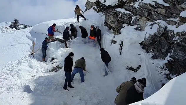 Konya'da vatandaşların Cula Deliği'ne kar depolama çalışması sona erdi