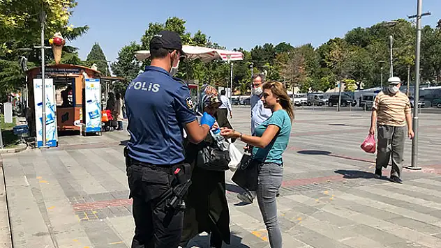 Konya'da vatandaşların maskeyle imtihanı! Polisi gören maskeye sarıldı