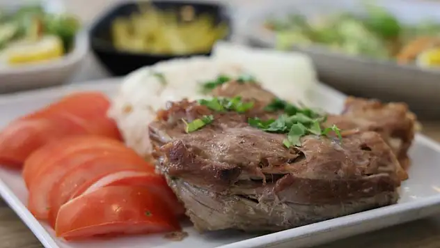 Konya'da vazgeçilmez lezzet haline gelen hindi boynu eti haftada 1 kez pişiyor