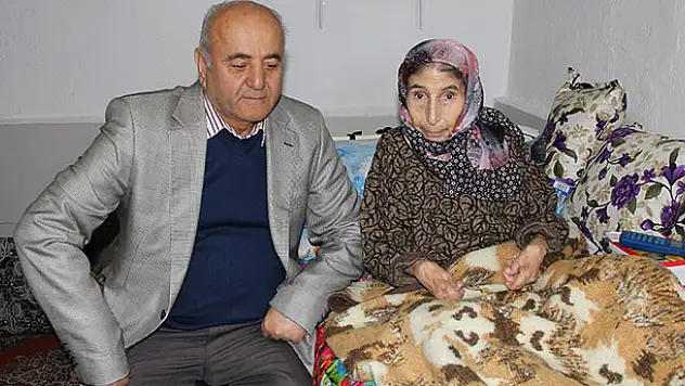 Konya'da vefakar koca yatağa bağımlı olan 49 yıllık eşine ilk günkü aşkla bakıyor