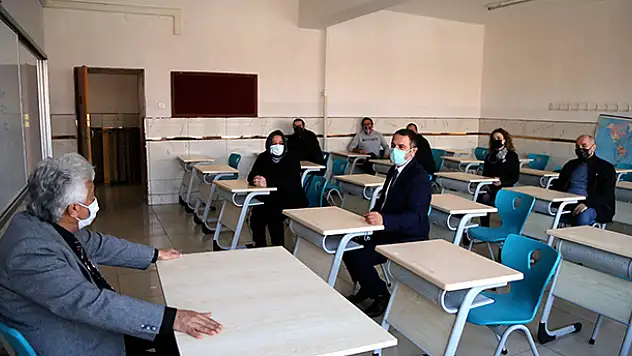 Konya'da 'vefalı öğrenciler' 23 yıl önce mezun oldukları okullarını el birliğiyle güzelleştirdi