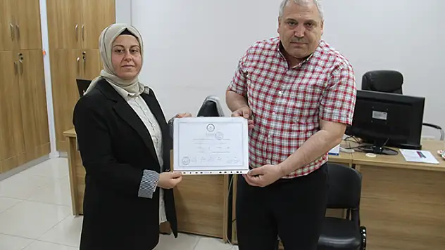 Konya'da vefat eden eşinin yerine muhtar seçilen kadın, mazbatasını aldı
