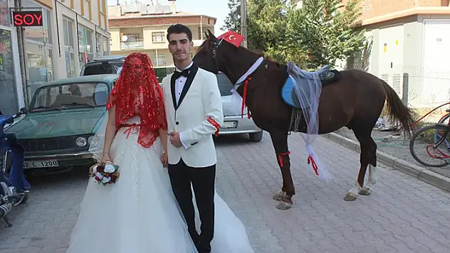Konya'da vinçle evlilik teklif eden genç, gelin almaya at üstünde geldi