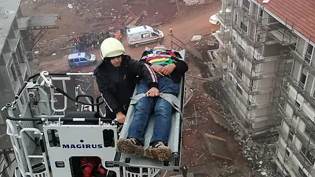 Konya'da vinçte mahsur kalan kişi kurtarıldı