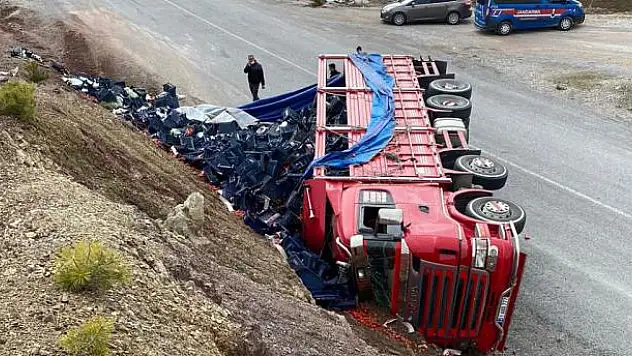Konya'da virajı alamayan kamyon devrildi: 2 yaralı