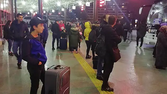 Konya'da vize sınavlarını bitiren öğrencilerin memlekete dönüşü başladı