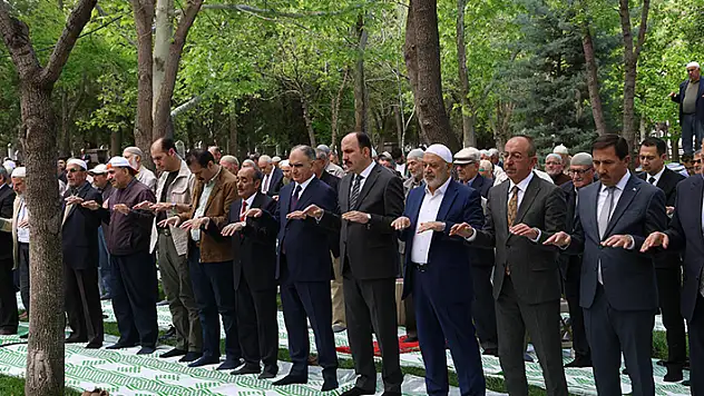 Konya'da yağmur duası! Namazgah'ta eller yağmur için semaya kalktı
