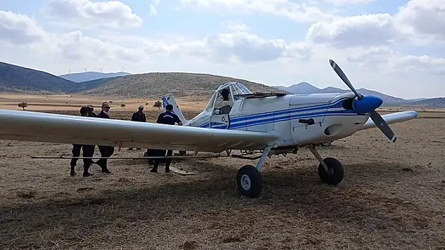 Konya'da yakıtı azalan tek motorlu uçak tarlaya zorunlu iniş yaptı
