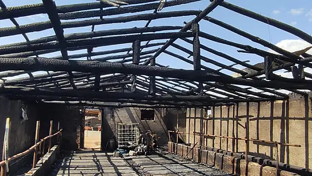 Konya'da yanan ahırdaki 8 büyükbaş hayvan telef oldu
