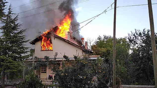 Konya'da yanan ev kullanılamaz hale geldi