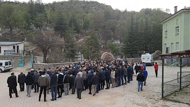 Konya'da yanan evin enkazından çıkarılan anne ile oğlunun cenazesi defnedildi
