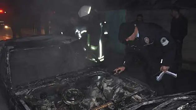 Konya'da yanan otomobil kullanılmaz hale geldi